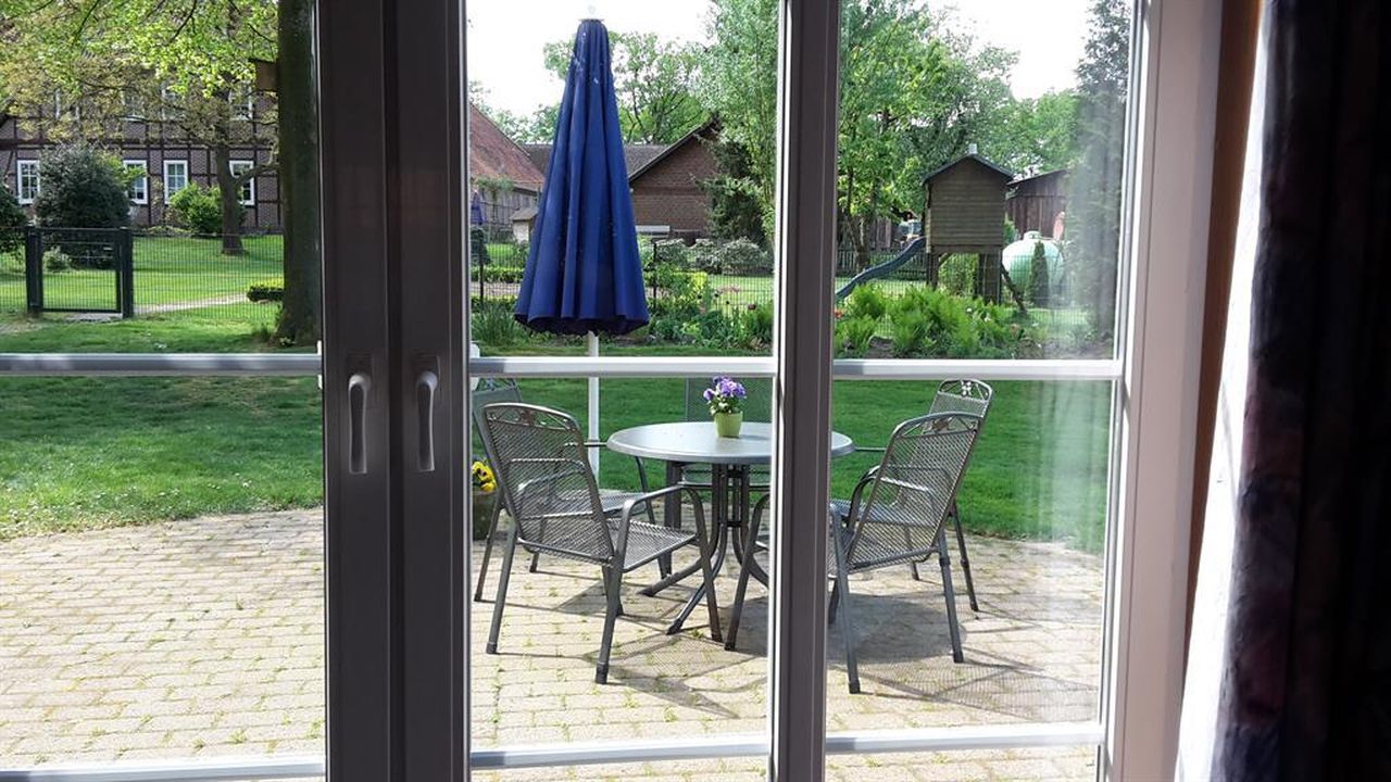 Blick vom Wohnbereich auf Terrasse Blick vom Wohnbereich auf Terrasse